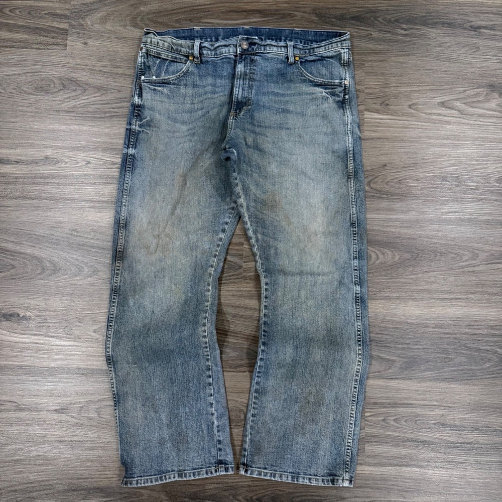 Wrangler Men's Blue Wash Bootcut Denim Jeans Size 38 x 30 rugged workwear - Picture 2 of 7